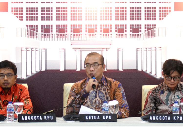 Tiga komisioner KPU saat memberikan keterangan pers