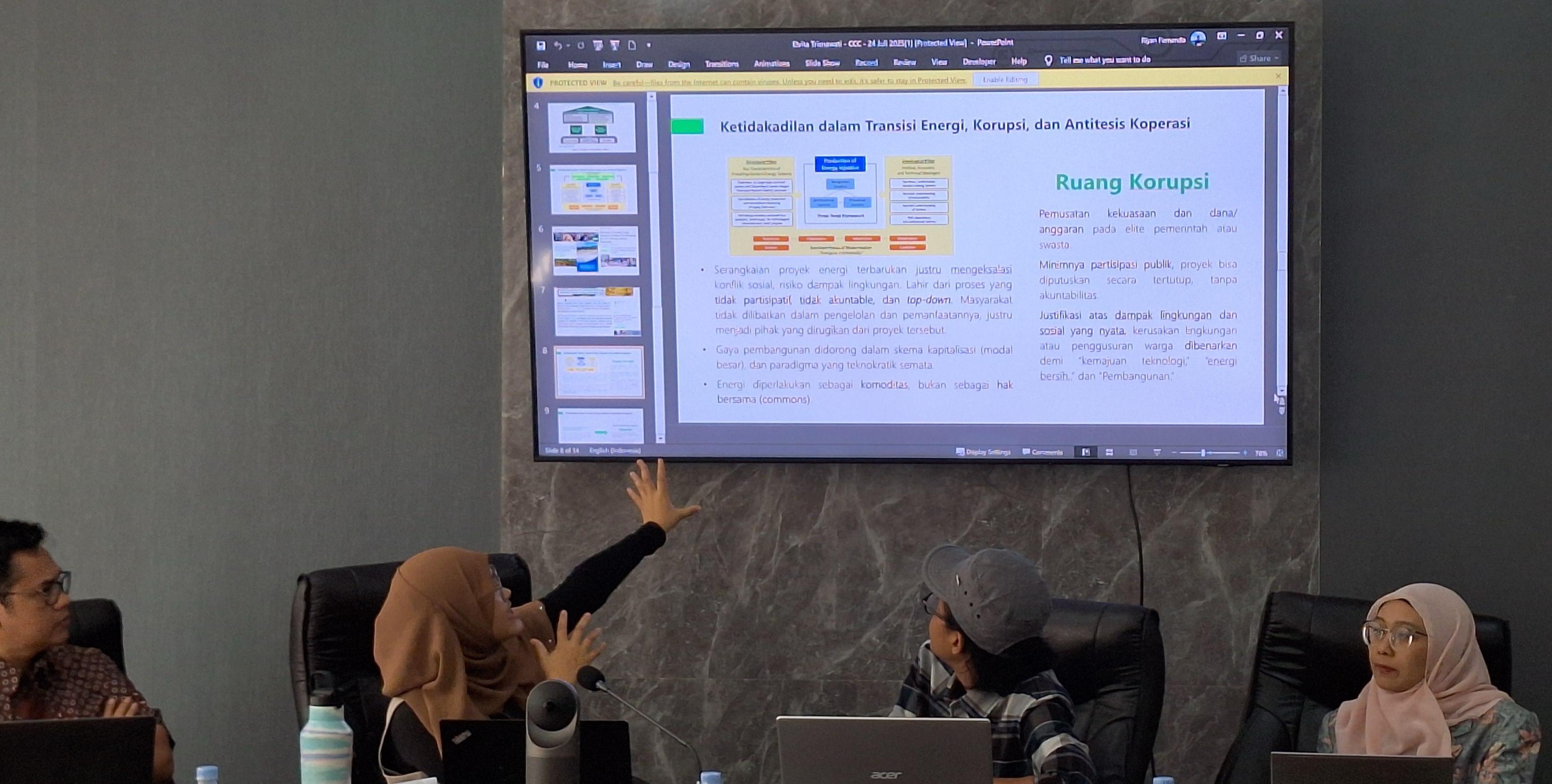 Diskusi Panel 4 dengan tajuk “Partisipasi Publik dan Tata Kelola Inklusif” yang dipimpin oleh Elvita Trisnawati, Imam Mulyana, dan Nadia Astriani.