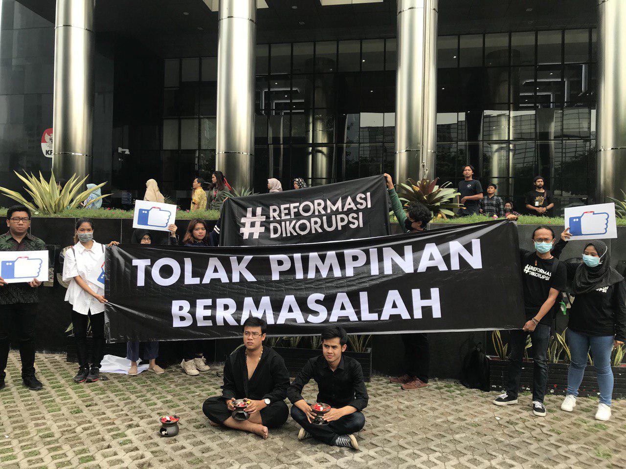 Aksi "Tolak Bala" di Depan Gedung KPK