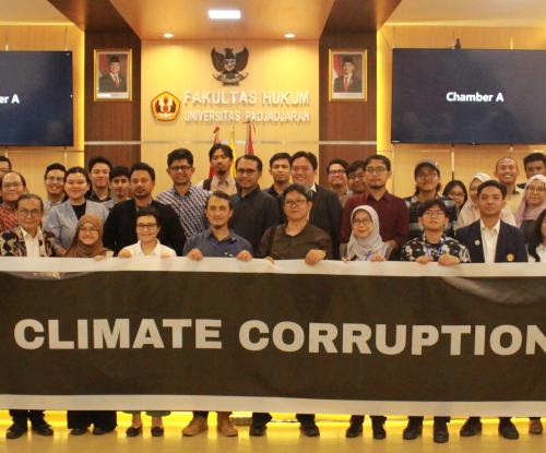 Peserta Climate Corruption Conference membentangkan banner dengan tulisan "End Climate Corruption" pada penutupan kegiatan. 
