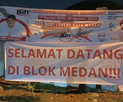 Spanduk bertuliskan Selamat Datang di Blok Medan yang ada di Kota Medan