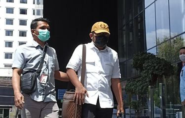 Sumber: kompas.com Wakil Ketua DPRD Jawa Timur di depan Gedung KPK