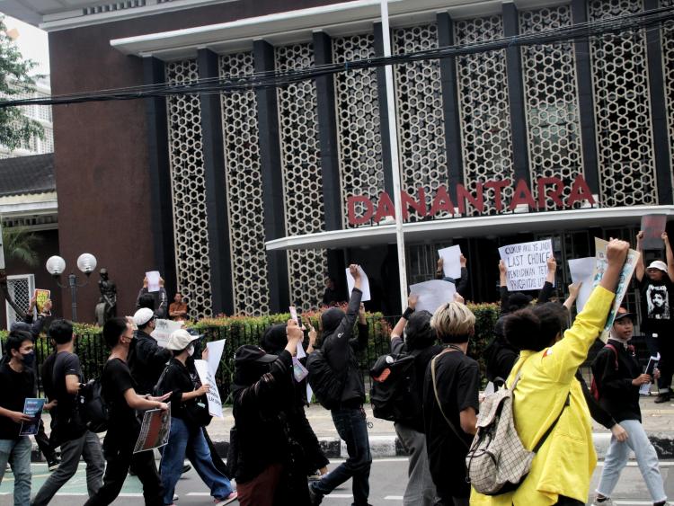 Demonstrasi yang dilakukan oleh publik di depan gedung Danantara pada saat rangkaian aksi Indonesia Gelap. Kredit foto: Maulana Ali Firdaus Demonstrasi yang dilakukan oleh publik di depan gedung Danantara pada saat rangkaian aksi Indonesia Gelap. Kredit foto: Maulana Ali Firdaus