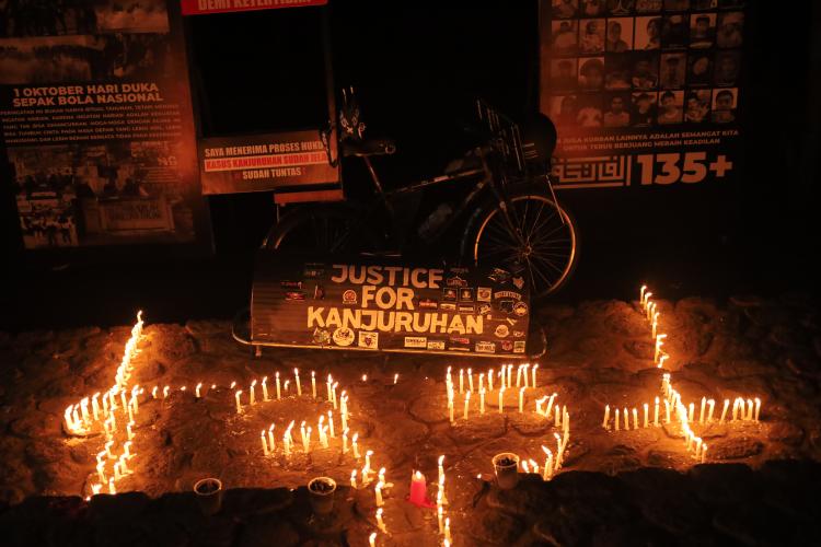 Penyalaan lilin untuk memeringati 1000 Hari Tragedi Kanjuruhan Dokumentasi: 1000 hari Tragedi Kanjuruhan