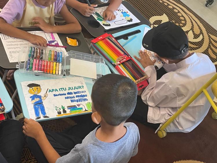 Dokumentasi ICW: Kegiatan Mewarnai di Resonansi dengan Tema Integritas dan Kejujuran Kegiatan Mewarnai dengan Tema Integritas dan Kejujuran Bersama Anak di Resonansi