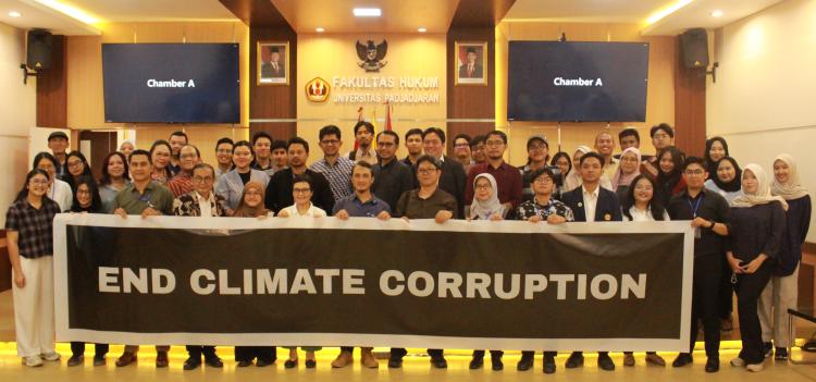 Peserta Climate Corruption Conference membentangkan banner dengan tulisan "End Climate Corruption" pada penutupan kegiatan. 