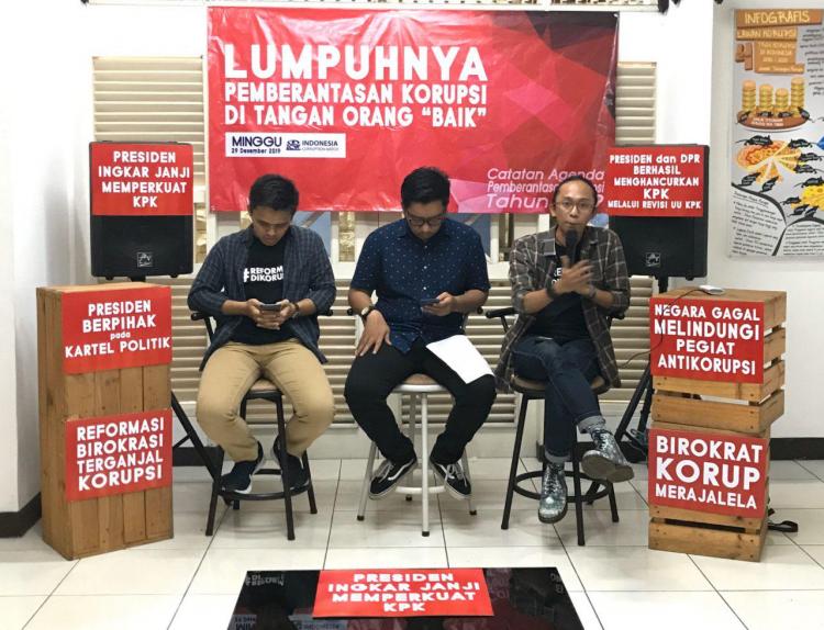 (Ki-Ka) Tibiko Zabar, Kurnia Ramadhana, dan Wana Alamsyah, menyampaikan catatan akhir tahun agenda pemberantasan korupsi 2019 Indonesia Corruption Watch pada konferensi pers di Kantor ICW, 29 Desember 2019 (Dok. ICW)