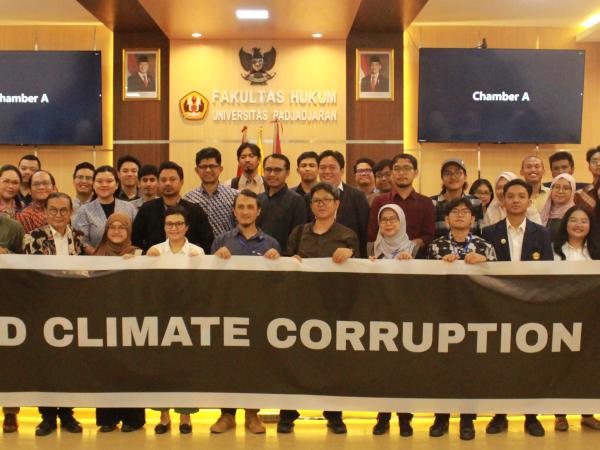 Peserta Climate Corruption Conference membentangkan banner dengan tulisan "End Climate Corruption" pada penutupan kegiatan. 