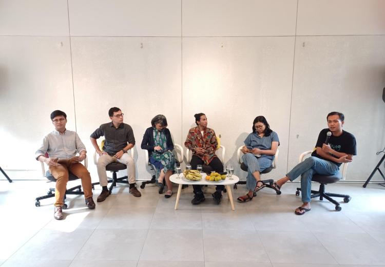 Foto 6 narasumber diskusi publik Membahas yang Tidak Dibahas Sepanjang Kampanye Pemilihan Gubernur Jakartan saat diskusi berlangsung