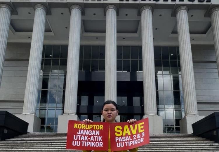 Aksi aktivis ICW di depan gedung Mahkamah Konstitusi
