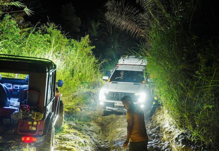Foto: Bobby Nasution, Gubernur Sumatera Utara meninjau kondisi jalan di wilayah Provinsi Sumatera Utara, Sumber: Instagram Bobby Nasution, 24 April 2025