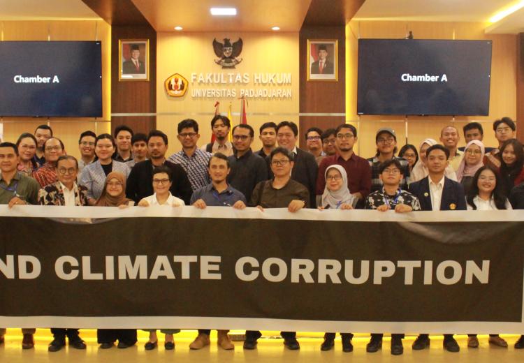 Peserta Climate Corruption Conference membentangkan banner dengan tulisan "End Climate Corruption" pada penutupan kegiatan. 