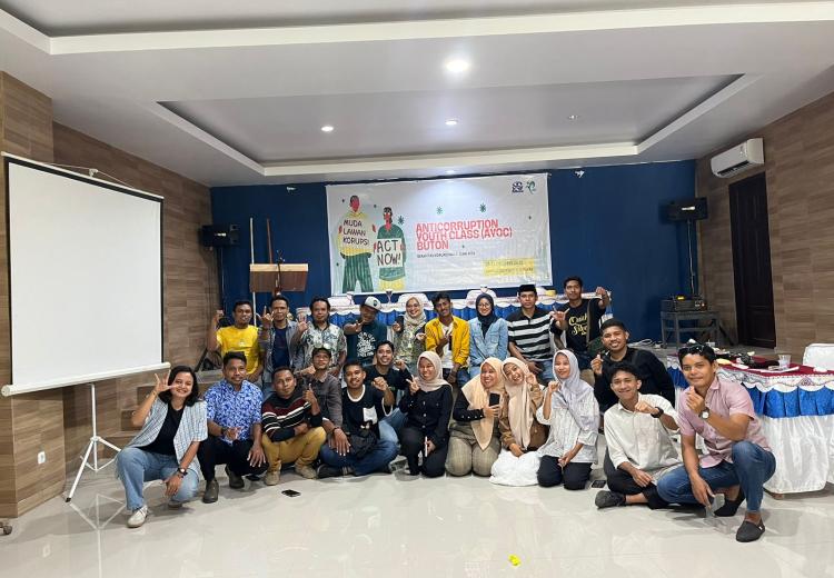 Dokumentasi ICW: foto bersama perserta AYOC Buton 2025