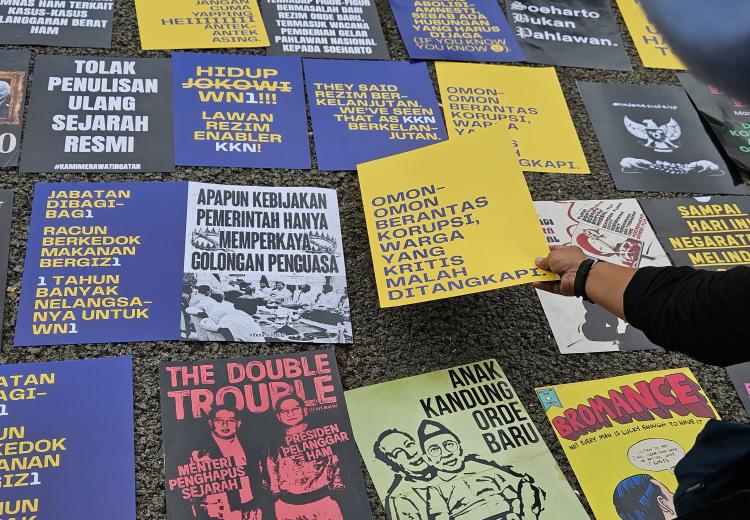 kompilasi poster aksi pada peringatan 1 tahun Pemerintahan Prabowo-Gibran yang diselenggarakan di depan Istana Negara