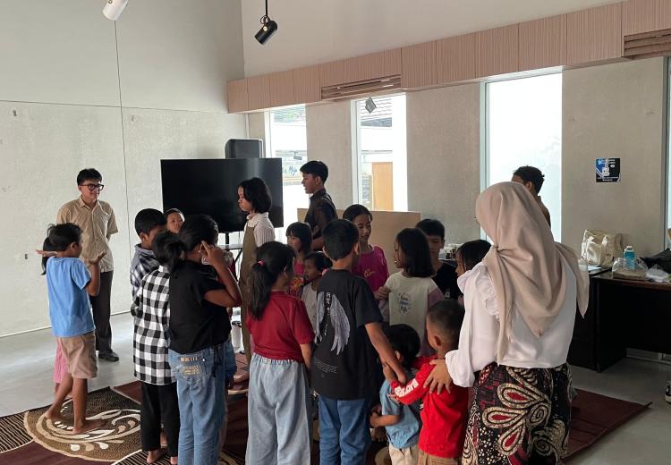 Volunteer bersama peserta melakukan ice breaking